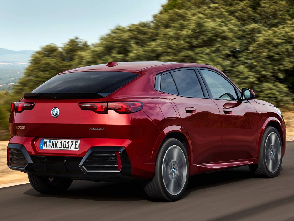 BMW iX2 xDrive30 2024 di Colore Rosso BMW iX2 xDrive30 2024 di Colore Rosso